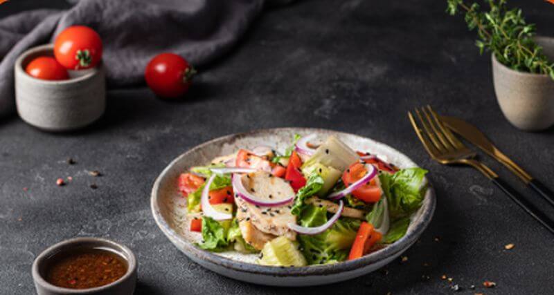 Салат куриный с овощами
